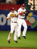 第2回ワールド・ベースボール・クラシック（%%2009 World Baseball Classic%%）2次ラウンド2組1位決定戦、米国に勝利し歓喜するベネズエラのシーザー・イズタリス（%%Cesar Izturis%%、左）とグレゴール・ブランコ（%%Gregor Blanco%%）。（2009年3月18日撮影）(c)AFP/Getty Images/Doug Benc