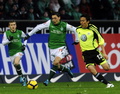 ヴェルダー・ブレーメン（Werder Bremen）のメスト・エジル（Mesut Ozil）とボールを競るVfLボルフスブルク（VfL Wolfsburg）の長谷部誠（Makoto Hasebe、2009年11月28日撮影）。(c)AFP/DDP/DAVID HECKER