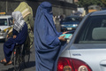 ブルカを身に着けた女性。アフガニスタン首都カブールで（2021年9月5日撮影）。(c)Aamir QURESHI / AFP