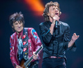 英ロックバンド、ザ・ローリング・ストーンズ（The Rolling Stones）の「50 and Counting」北米ツアーが3日、カリフォルニア（California）州ロサンゼルス（Los Angeles）のステイプルズ・センター（Staples Center）でスタートした。写真は、パフォーマンスを披露するロニー・ウッド（Ronnie Wood、左）とミック・ジャガー（Mick Jagger、右、2013年5月3日撮影）。(c)AFP/JOE KLAMAR