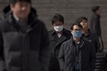 過去5年で最悪規模の黄砂に見舞われた韓国・ソウルで、マスクを着用して歩く人々（2015年2月23日撮影）。(c)AFP/Ed Jones