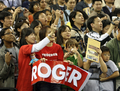横断幕を手に試合を観戦するファン。(c)AFP/TED ALJIBE