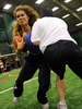 米国で、下着姿でアメリカンフットボールをする「ランジェリーフットボール（Lingerie Football）」の全米リーグが、今年9月に開幕する。「ランジェリーフットボールリーグ（Lingerie Football League、LFL）」は、全米10チームが20週のシーズンを戦う。14日、ニューヨーク（New York）市近郊のフリーポート（Freeport）で行われたニューヨーク・マジェスティ（New York Majesty）の入団テストには、24人の若い女性が参加し、露出度の高い運動着を着てフットボールの技能を競い合った。写真は、入団テストに参加した入団志望者（2009年5月14日撮影）。(c)AFP/Emmanuel Dunand