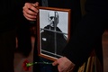 ロシア・サンクトペテルブルクで、北極圏の刑務所で死亡したロシアの反体制派指導者アレクセイ・ナワリヌイ氏を追悼するため政治弾圧犠牲者の記念碑を訪れた人（2024年2月16日撮影）。(c)Olga MALTSEVA / AFP 