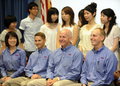 都内の米国大使館で、日本と米国の大学生とのワークショップを開くアレン・ポインデクスター（Alan Poindexter）宇宙飛行士（右2）、山崎直子（Naoko Yamazaki）飛行士（左）ら（2010年6月28日撮影）。(c)AFP/Yoshikazu TSUNO