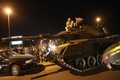 トルコ軍のクーデターに対する抗議運動が行われている同国の首都アンカラで、車に向かって進む戦車（2016年7月16日撮影）。(c)AFP/ADEM ALTAN