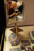 クリスティーズ（Christie’s）のオークションに出品されたジュエリーの展示場。（2007年10月11日撮影）(c)AFP/Stan HONDA