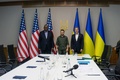 ウクライナの首都キーウで会談に臨むウォロディミル・ゼレンスキー大統領（中央）、米国のアントニー・ブリンケン国務長官（右）、ロイド・オースティン国防長官。米国防総省提供（2022年4月24日撮影）。(c)AFP PHOTO / US Department of Defense / Handout