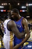 15-16NBAプレーオフ、ウエスタンカンファレンス決勝（7回戦制）、ゴールデンステイト・ウォリアーズ対オクラホマシティ・サンダー。試合後にゴールデンステイト・ウォリアーズのドレイモンド・グリーン（左）と抱き合うオクラホマシティ・サンダーのケビン・デュラント（2016年5月30日撮影）。(c)AFP/Getty Images/Ezra Shaw