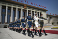 中国・北京の人民大会堂前を行進する儀仗兵ら（2019年7月4日撮影、資料写真）。(c)WANG ZHAO / AFP