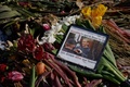 ロシアの反体制派指導者アレクセイ・ナワリヌイ氏の死を受けて、ドイツ・ベルリンのロシア大使館前に手向けられた花（2024年3月19日撮影）。(c)David GANNON / AFP