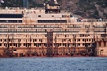 イタリア中部ジリオ（Giglio）島沖で、浮上した豪華客船コスタ・コンコルディア（Costa Concordia）号（2014年7月20日撮影）。(c)AFP/GIUSEPPE CACACE