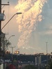 チリ南部プエルトバラスから撮影した、噴煙を上げるカルブコ火山（2015年4月22日撮影）。AFP/GIORDANA SCHMIDT