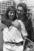 セルジュ・ゲンズブール（右）とジェーン・バーキン。仏カンヌ国際映画祭にて（1976年5月22日撮影）。(c)AFP