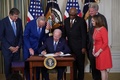 米ホワイトハウスで、「インフレ抑制法」に署名するジョー・バイデン大統領（2022年8月16日撮影）。(c)MANDEL NGAN / AFP