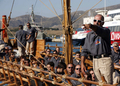 ギリシャ・ボロス（Volos）で、ギリシャ神話の冒険船「アルゴ（Argo）号」を再現したガレー船の出港に際し、指示を送る男性（2008年6月14日撮影）。(c)AFP/Paris Papaioannou