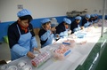 中国山東省にあるASLマスクの工場で働く作業員（2016年1月27日撮影）。(c)AFP