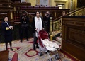 スペインで招集された下院議会で、赤ちゃん連れで登院するカロリーナ・ベスカンサ議員（中央、2016年1月13日撮影）。(c)AFP/PIERRE-PHILIPPE MARCOU
