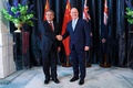 ニュージーランドのクリストファー・ラクソン首相と握手を交わす中国の李強首相（左）。ニュージーランド首都ウェリントンで（2024年6月13日撮影）。(c)Hagen Hopkins / POOL / AFP