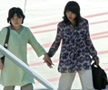 2007年8月17日、韓国の首都ソウル（Seoul）西方の仁川（Incheon）国際空港に到着したキム・ギョンジャ（Kim Kyung-Ja）さん（左）とキム・ジナ（Kim Gi-Na）さん（右）。(c)AFP/JEON YOUNG-HAN
