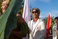 サーフィン競技の会場となるフランス領ポリネシアのタヒチ島チョープーで、パリ五輪の開会式に臨む五十嵐カノア（2024年7月26日撮影）。(c)Ed Sloane / POOL / AFP