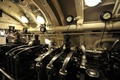 英ゴスポート（Gosport）にある王立海軍潜水艦博物館（Royal Navy Submarine Museum）の港で一般公開された、英海軍のA級潜水艦「アライアンス（HMS Alliance）号」内部の機関室の様子（2014年4月3日撮影）。(c)AFP/GLYN KIRK