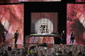 フィンランド・ヘルシンキ（Helsinki）で行われたワールドツアー「スティッキー＆スウィート・ツアー（Sticky and Sweet Tour）」のコンサートで熱演する米人気歌手マドンナ（Madonna、2009年8月6日撮影）。(c)AFP/LEHTIKUVA/Martti Kainulainen