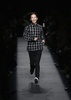 米ニューヨーク市内で発表された「アレキサンダー ワン（Alexander Wang）」15/16年秋冬コレクションに登場したアレキサンダー・ワン（2015年2月14日撮影）。(c)AFP/Getty Images/Neilson Barnard