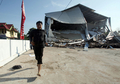 2007年9月14日、インドネシア・インドネシアのArgamakmurで、余震を感じて避難する男性。(c)AFP/ADEK BERRY