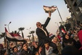 エジプト・カイロ（Cairo）近郊のギザ（Giza）の投票所の外でブデルファタフ・サイード・シシ（Abdel Fattah Said al-Sisi）軍最高評議会議長兼国防相の写真を掲げる男性（2014年1月14日撮影）。(c)AFP/MAHMOUD KHALED