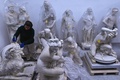 トルロニア家の古代彫刻コレクションの修復作業の様子。伊ローマで（2020年2月12日撮影）。(c)FONDAZIONE TORLONIA / TORLONIA FOUNDATION / AFP / ALBERTO PIZZOLI