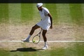 テニス、ウィンブルドン選手権、男子シングルス決勝。股抜きショットを打つニック・キリオス（2022年7月10日撮影）。(c)Daniel LEAL / AFP