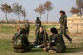 トルコ国境に近いシリアの町カタニヤで、ISと戦うシリア語系キリスト教徒の女性民兵組織、「二つの川の間の土地を守る女性防衛部隊」の訓練キャンプに参加するメンバーたち（2015年12月1日撮影）。(c)AFP/DELIL SOULEIMAN