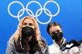北京冬季五輪、フィギュアスケート女子シングル・ショートプログラム（SP）。演技を終えたロシア五輪委員会（ROC）のアンナ・シェルバコワ（右）とコーチのエテリ・トゥトベリーゼ氏（2022年2月15日撮影）。(c)Kirill KUDRYAVTSEV / AFP
