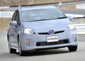【4月3日 AFP】トヨタ自動車（%%Toyota Motor%%）は3日、静岡県駿東郡小山町の富士スピードウェイ（%%Fuji Speedway%%）で行ったハイブリッド車「プリウス」新型版の試作車走行を、報道陣に公開した。

　また、大量生産車としては世界最高燃費となるガソリン１リットル当たり38キロの走行距離を、新型「プリウス」が達成したと発表した。

　トヨタは、1.8リットルエンジンと出力を増強したモーターを搭載した新型「プリウス」を、第3世代ハイブリッド車と位置づけている。新型「プリウス」の店頭発売は5月の予定。

　写真は、報道陣が試乗するトヨタのハイブリッド車「プリウス」の新型試作車（2009年4月3日撮影）。(c)AFP/Toru YAMANAKA
