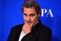 第77回ゴールデン・グローブ賞でドラマ部門の主演男優賞を受賞したホアキン・フェニックスさん。米カリフォルニア州ビバリーヒルズで（2020年1月5日撮影）。(c)FREDERIC J. BROWN / AFP