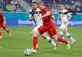 サッカー欧州選手権、グループB、フィンランド対ベルギー。ボールを運ぶベルギーのケビン・デ・ブルイネ（手前、2021年6月21日撮影）。(c)MAXIM SHEMETOV / POOL / AFP
