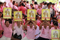 タイのプミポン・アドゥンヤデート（Bhumibol Adulyadej）国王は5日、84歳の誕生日を迎え、長期入院中のバンコク（Bangkok）の病院から一時王宮に戻り、祝賀式典に出席した。式典終了後、プミポン国王は病院に戻った。

写真は、病院を出る国王を出迎える人びと（2011年12月5日撮影）。(c)AFP/Pairoj