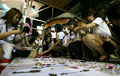 写真は2日、バンコク市内の「Indy in Town」で手作りジュエリーを選ぶ学生たち。（c)AFP/Saeed KHAN