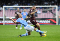 12-13イタリア・セリエAは4日、第11節の試合が各地で行われ、ナポリ（SSC Napoli）は1-1でトリノ（Torino FC）と引き分けた。

ボールを競るトリノのアレッサンドロ・スグリーニャ（Alessandro Sgrigna、右）とナポリのパオロ・カンナヴァーロ（Paolo Cannavaro、2012年11月5日撮影）。(c)AFP/ROBERTO SALOMONE