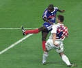 サッカーW杯フランス大会準決勝、フランス対クロアチア。決勝点を挙げるフランスのリリアン・テュラム（左、1998年7月8日撮影）。(c)AFP PHOTO /PASCAL GEORGE