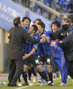 サッカー第88回天皇杯（%%The 88th Emperor&apos;s Cup%%）決勝、ガンバ大阪（%%Gamba Osaka%%）対柏レイソル（%%Kashiwa Reysol%%）。試合は延長後半11分に途中出場の播戸竜二（%%Ryuji Bando%%）が決勝点を挙げたガンバ大阪が1-0で競り勝ち優勝した。この結果、2008年にAFCチャンピオンズリーグ（%%AFC Champions League 2008%%）を制したガンバ大阪は、09年の同大会への出場権を獲得した。写真は得点を決めて西野朗（Akira Nishino）監督（左）と抱き合って喜ぶガンバ大阪の播戸竜二（左3）。（2009年1月1日撮影）(c)AFP/TOSHIFUMI KITAMURA