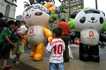 2008年2月6日、旧正月を翌日に控えたブラジルの首都サンパウロ（Sao Paulo）の聖堂前で子どもたちと遊ぶ北京五輪のマスコットたち。(c)AFP/Mauricio LIMA