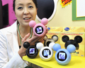 セガトイズ（Sega Toys）が発売する超小型デジタルフォトフレーム「デジポッド（Digi-Pod）」シリーズのミッキーマウス（Mickey Mouse）モデル、「ディズニー デジポッド ミッキーマウス（DISNEY Digi-Pod MICKEY MOUSE）」（2008年9月15日撮影）。(c)AFP/Yoshikazu TSUNO