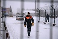 ロシア・ケメロボ州べロボ近郊のリストバシュナヤ炭鉱の敷地内を歩く救急隊員（2021年11月25日撮影）。(c)Alexander Patrin / AFP
