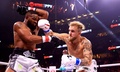 ボクシング、クルーザー級8回戦。試合に臨むジェイク・ポール（右）とタイロン・ウッドリー（2021年12月18日撮影）。(c)Mike Ehrmann/Getty Images/AFP