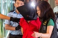 中国・香港の太古城にあるショッピングモールで身柄を拘束された発砲事件の容疑者（中央、2018年6月26日撮影）。(c)AFP PHOTO / Philip FONG