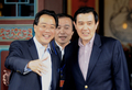 台湾の板橋（Panchiao）林家花園で、中国系米国人チェリスト、ヨーヨー・マ（Yo-Yo Ma、左）と馬英九（Ma Ying-jeou）総統（2009年1月30日撮影）。(c)AFP/Sam YEH