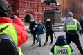 ロシア・モスクワ中心部で、拘束されるウクライナ侵攻に抗議するデモの参加者（2022年3月13日撮影）。(c)AFP