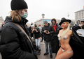ウクライナの女性活動団体FEMENが9日、首都キエフ（Kiev）の独立広場（Independence Square）で、マスクで作った下着を身に付け抗議行動を行った。FEMENは、2010年1月の大統領選挙を前に、政府や他の政治団体が新型インフルエンザを利用して恐怖心をあおっていると主張している（2009年11月9日撮影）。(c)AFP/SERGEI SUPINSKY
